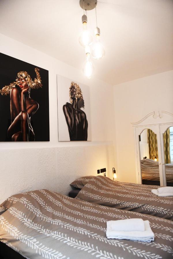 Women Of The World - Antwerp Apartment Bagian luar foto