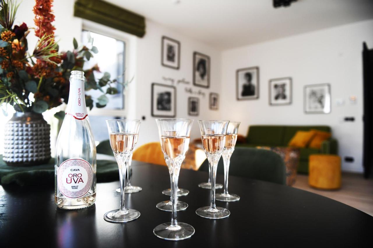 Women Of The World - Antwerp Apartment Bagian luar foto